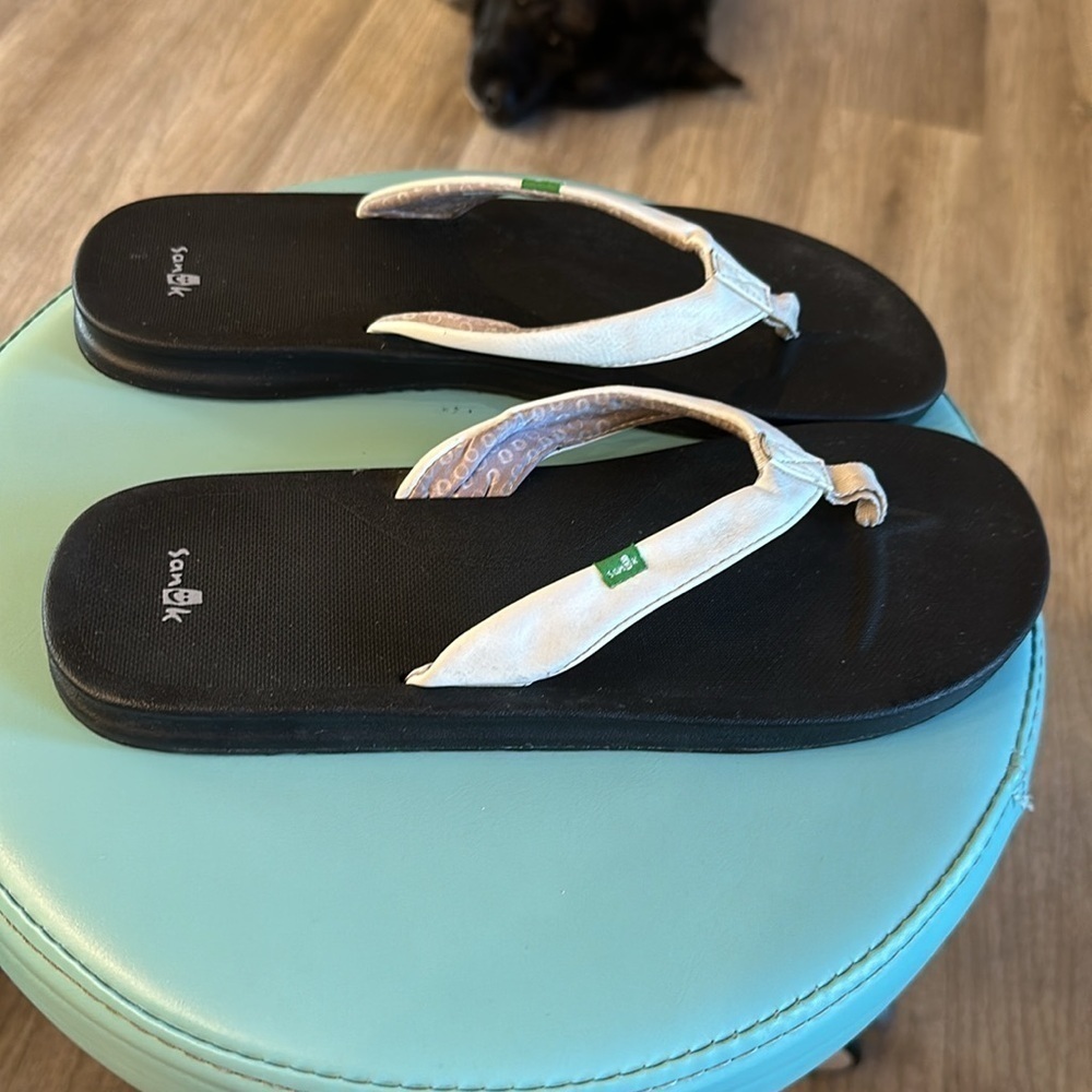 Sanuk white flip-flops with black sole size 11 - Picture 5 of 7